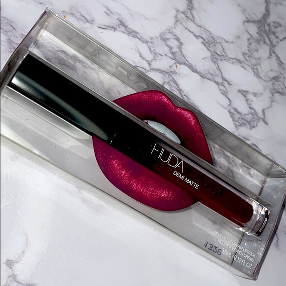 HUDA BEAUTY Other - Hudabeauty matte lipstick 😍